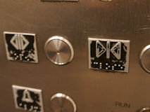 エレベーターの閉じるボタン
