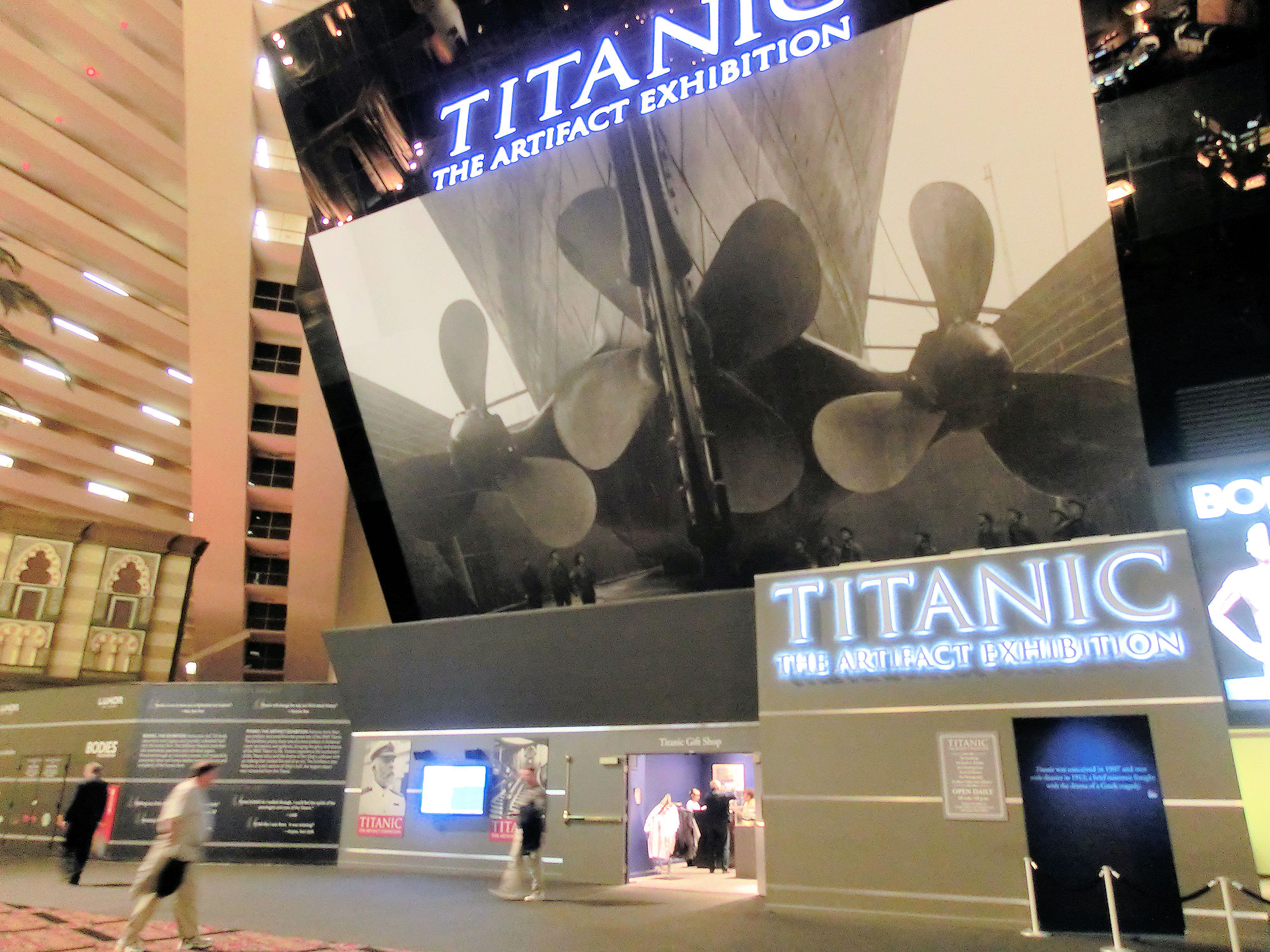 海底から引き上げた遺品を展示するタイタニック博物館