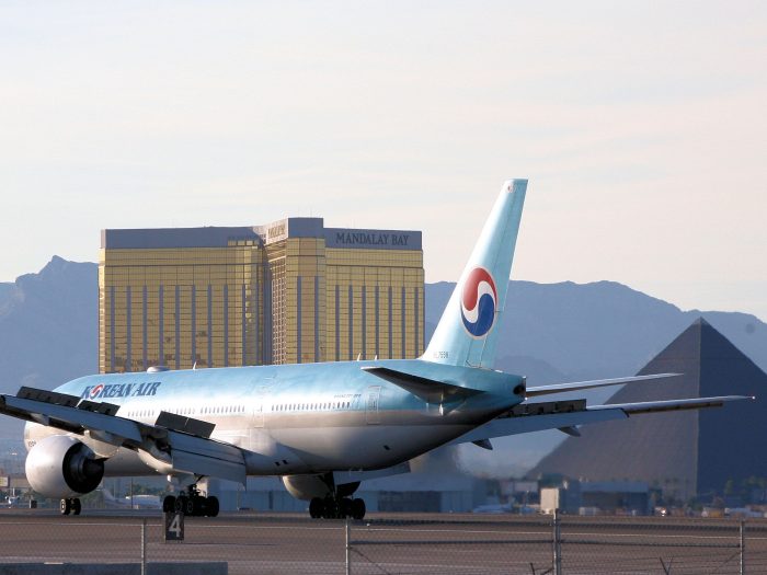 大韓航空機。背景はマンダレイベイホテル。