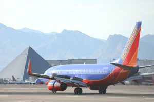 マッキャラン国際空港とサウスウエスト航空機。背景はルクソールホテル。