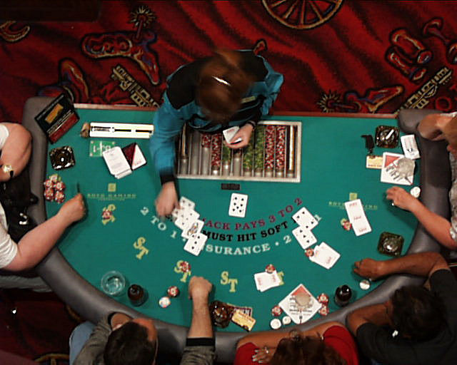 実際のラスベガスのカジノホテルのブラックジャックテーブル。（実戦現場を真上から撮影）