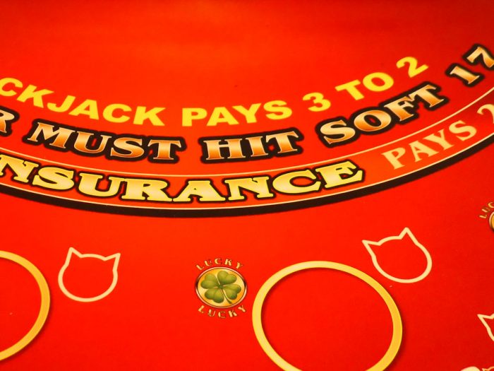 このテーブルは「ブラックジャック完成時は ２ドルの賭け金に対して３ドル払いますよ」と記載されているので、ご祝儀は 1.5倍ということになる。