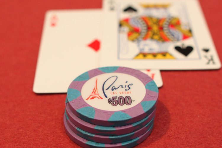 ラスベガスの大型カジノホテル「Paris」で実際に使用されている本物の $500 チップ４枚。