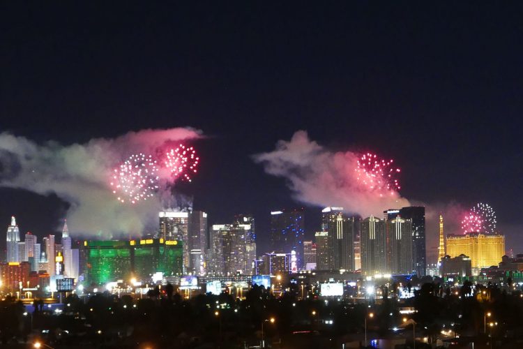 過去の年末年始の花火大会。独立記念日のものではない。