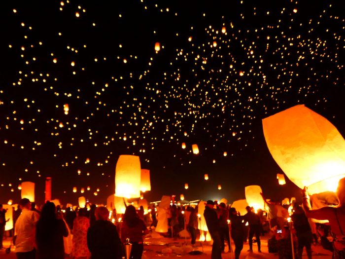 砂漠の夜空に 願いを書いたランタンを飛ばそう