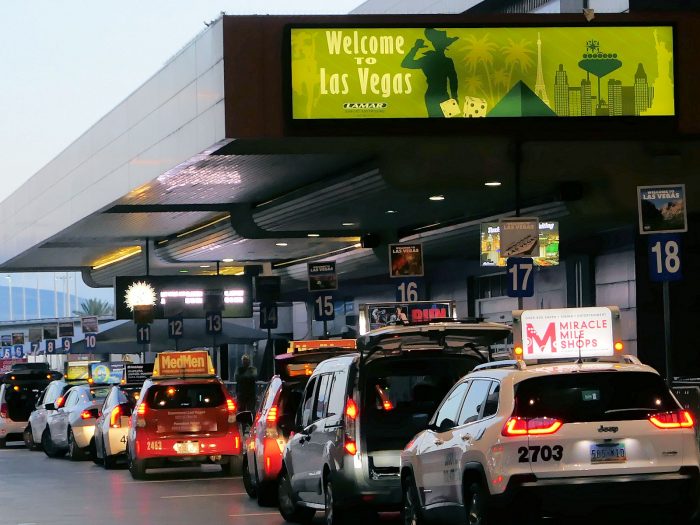 空港のタクシー乗り場で乗客を待つタクシー