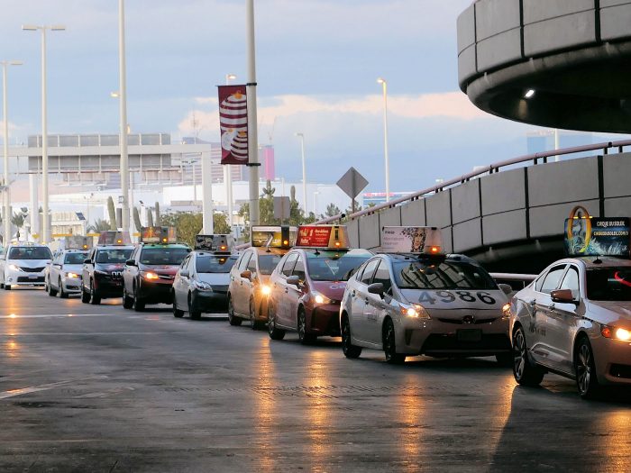 空港で乗客を待つタクシーの列