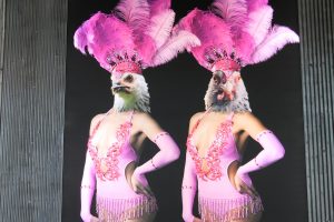 この店の店内の壁に飾られているラスベガスのショーガールに扮したニワトリ