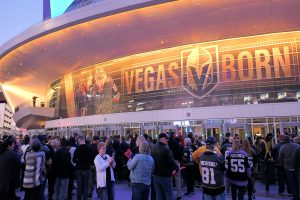 プロアイスホッケー NHL の、ベガス対ニュージャージーの試合会場に集まるファン。(3月3日撮影)
