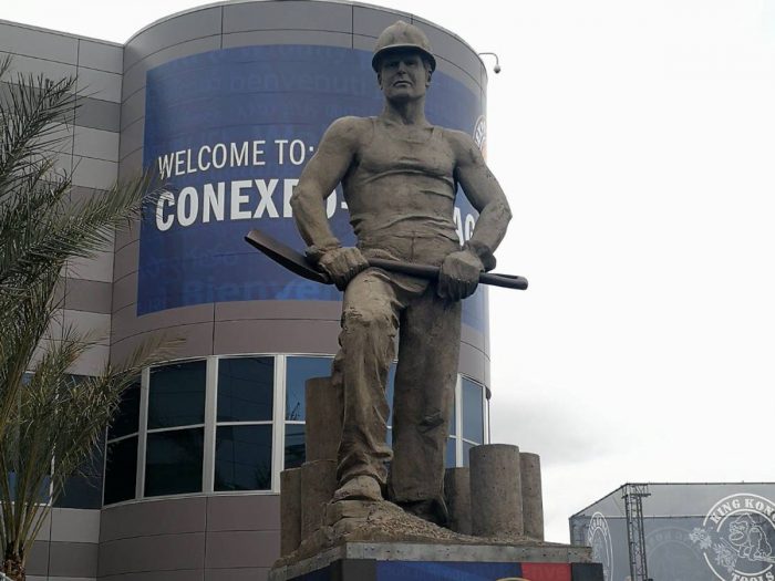 コンベンションセンターのに入口に立つ ConExpo のシンボル像