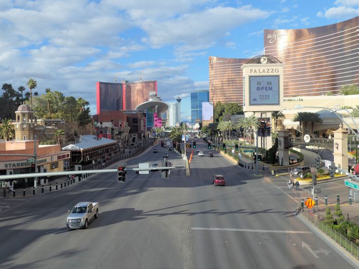 VENETIAN ホテルの前の歩道橋から見たストリップ大通り。いつもより交通量がかなり少ない。