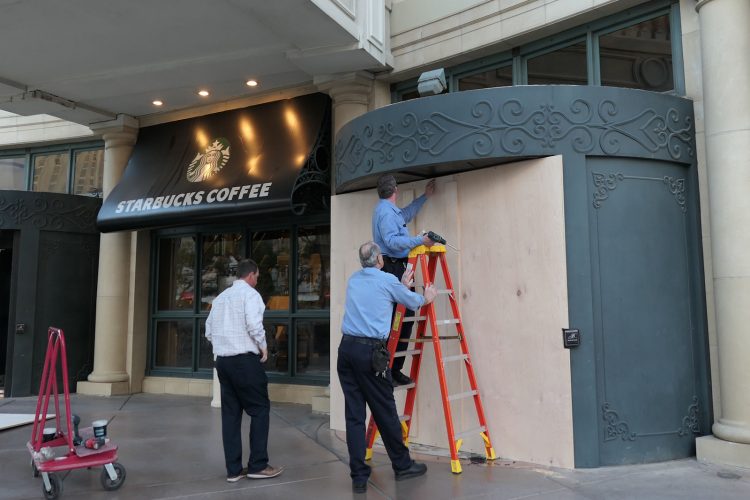 板を貼り付け入口の回転ドアを封鎖する BELLAGIO ホテルのスタッフ。（このページ内に掲載されている写真は、すべて 3月17日の午後に撮影されたものです）