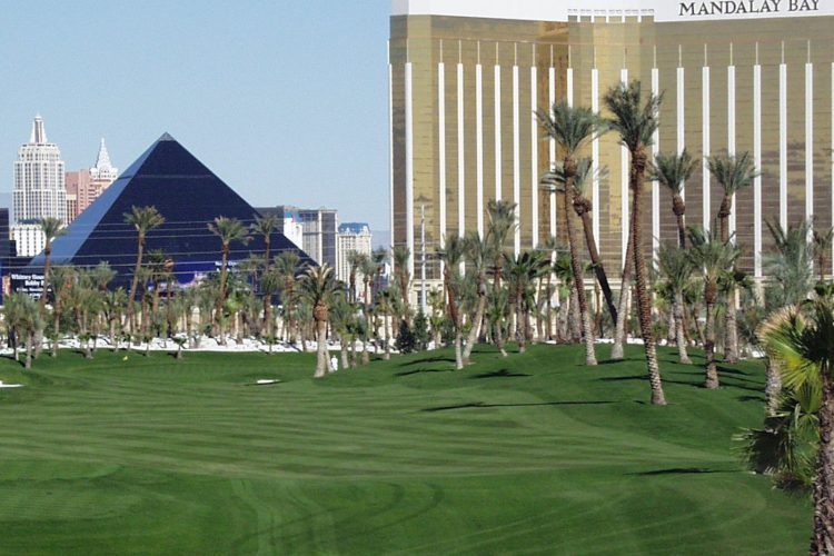 バリハイ・ゴルフクラブ。コロナ騒動中の現在もオープン。グリーンにホールあり。