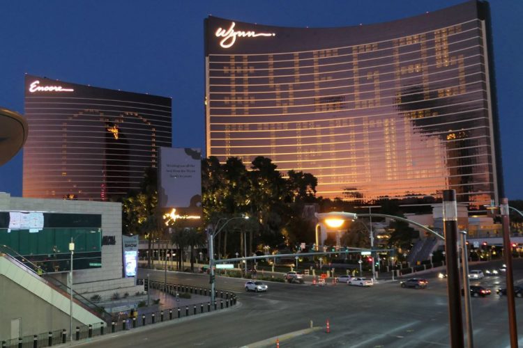 向かって右側のウィンには #VEGAS STRONG、左側のアンコールにはハートマークが。