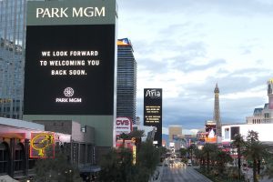営業停止中の PARK MGM ホテルと交通量が少ないストリップ大通り