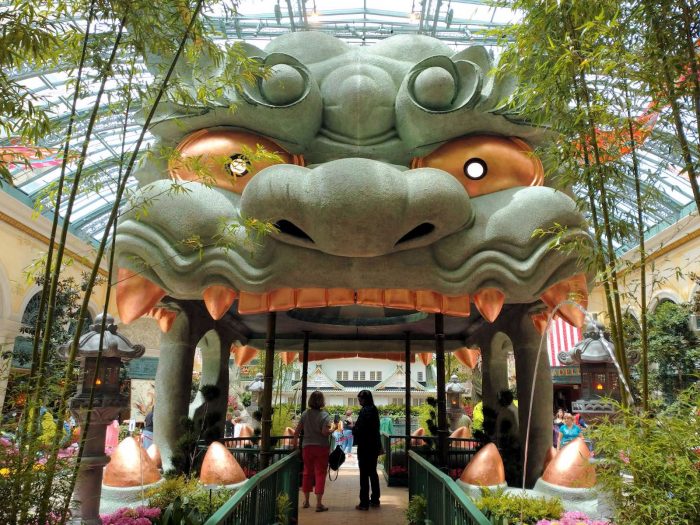 難波八阪神社の獅子殿。