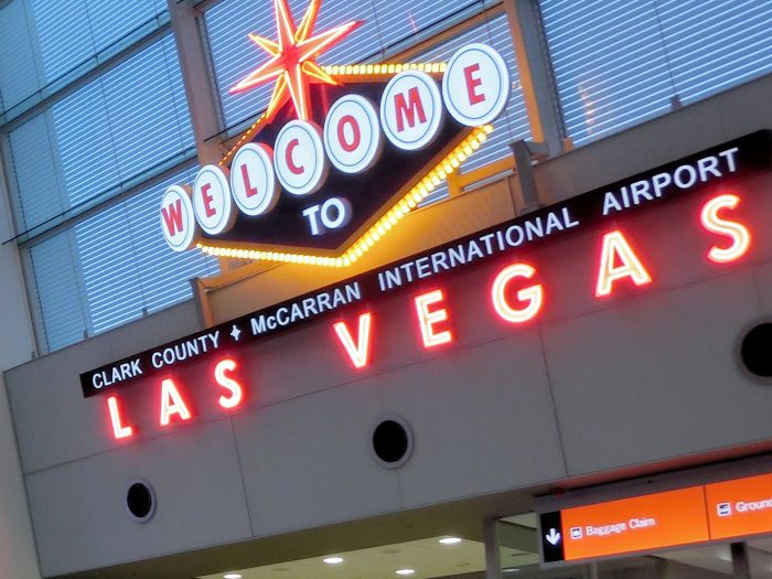 McCarran International Airport と書かれた文字が読み取れる。