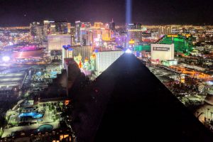 ピラミッド型のカジノホテルとして知られる LUXOR。