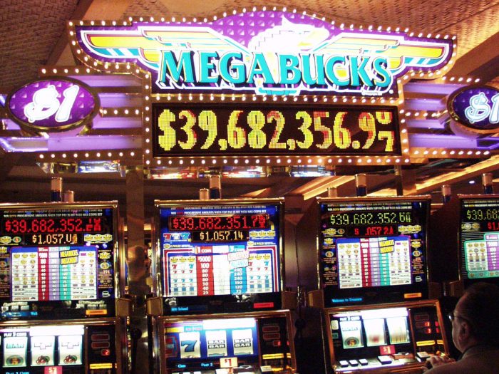 超高額ジャックポットが出ることで人気の MEGA BUCKS 機。