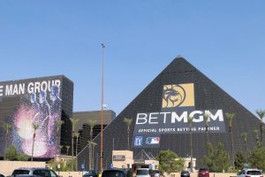 ルクソールホテルの西側壁面に描かれたスポーツブックの宣伝広告。