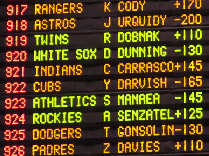 先日のカブス対インディアンス戦などの倍率が表示されたスポーツブック内の電光掲示。中央右に、先発予定投手としてダルビッシュの名前が見て取れる。