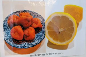 成田空港での唾液 PCR検査を受ける人のための写真。