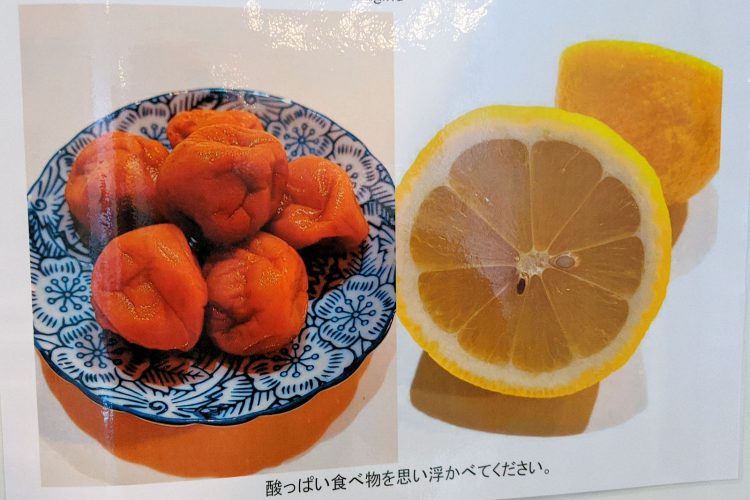 成田空港での唾液 PCR検査を受ける人のための写真。