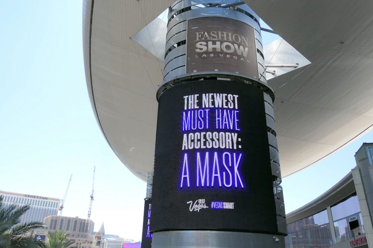 ラスべガス最大のショッピングモールの柱に、マスクの重要性を訴えるメッセージが。