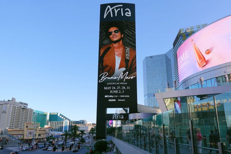 ブルーノマーズのコンサートを告知しているアリアホテルの巨大広告塔。