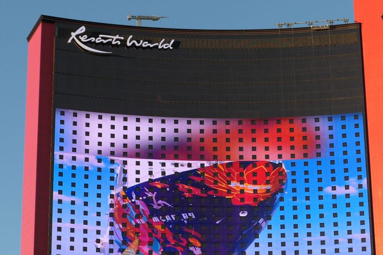 Resorts World Las Vegas。壁面が超大型ディスプレイになっているのが特徴。小さく点々と見える黒い四角は客室の窓。
