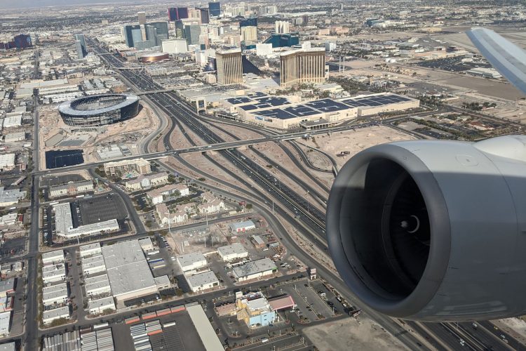 ラスベガス国際空港を離陸した直後の機内からの景色。