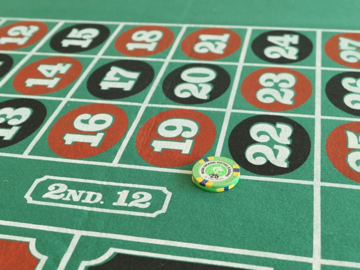 ６つの番号（この写真の例では 19、20、21、22、23、24）に 50ドルを賭けた場面。