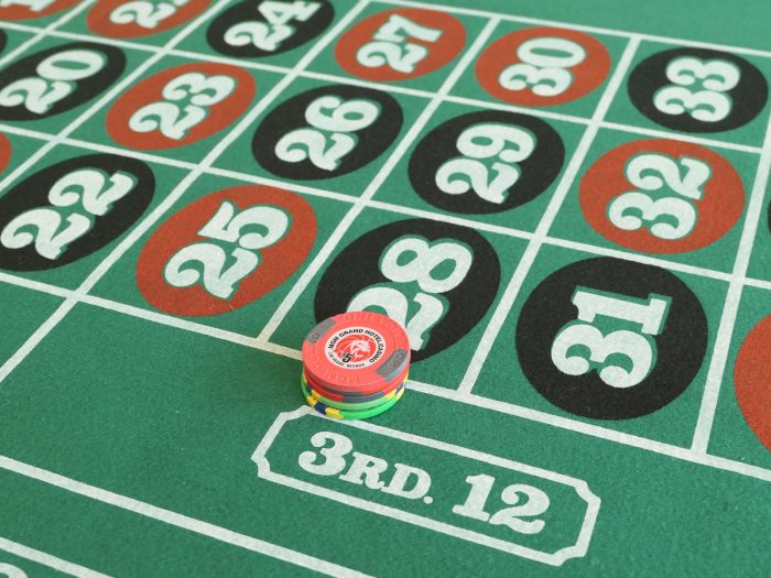 ３つの番号（この写真の例では 28、29、30）に 65ドルを賭けた場面。