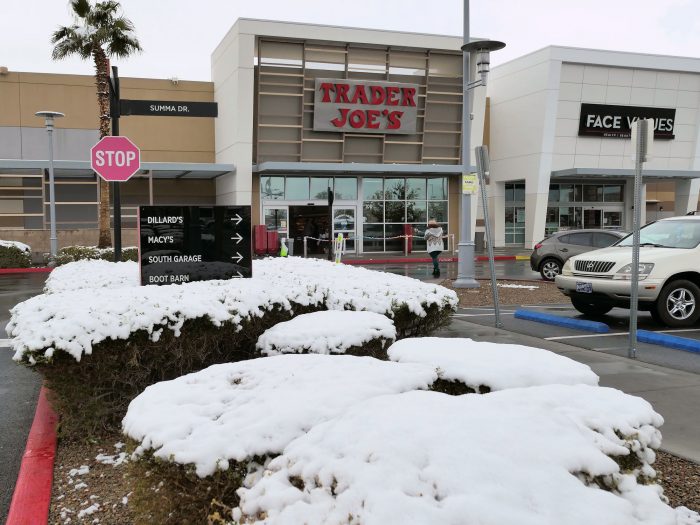 日本人観光客にも人気の食品店 TRADER JOE'S の駐車場にも雪。