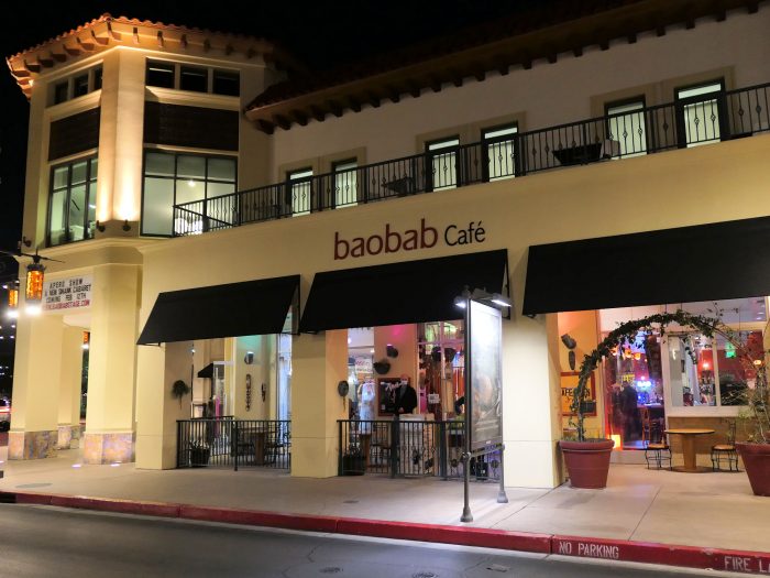 夜の baobab Café。ショーの会場はこの店の店内の奥にある。