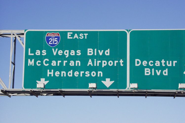 McCarran 空港を示す高速道路の案内板。