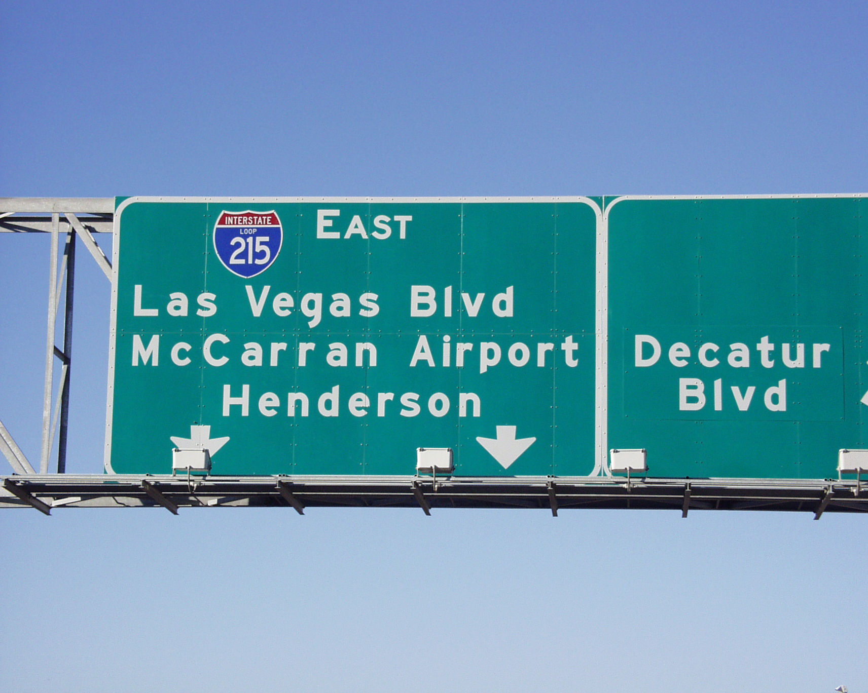 ベガスの空港名 存命の政治家の名前に変更して問題はないのか