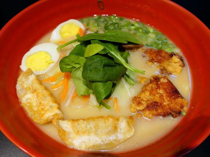 トッピングに餃子などさまざまなものが含まれている「横綱ラーメン」。