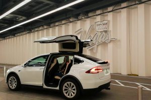 地下に造られた新交通システム LOOP で使用されているテスラ車。