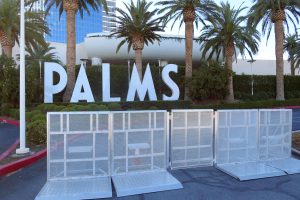 バリケードのようなもので封鎖されている現在の PALMS ホテルの正面玄関前。