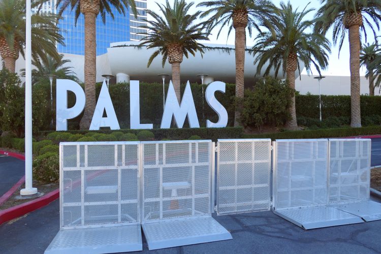 バリケードのようなもので封鎖されている現在の PALMS ホテルの正面玄関前。