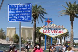 ラスベガスの観光スポットとして人気の国家歴史登録財に指定されている有名な「ウェルカムサイン」。青い看板の注意書きはもはや不要に。