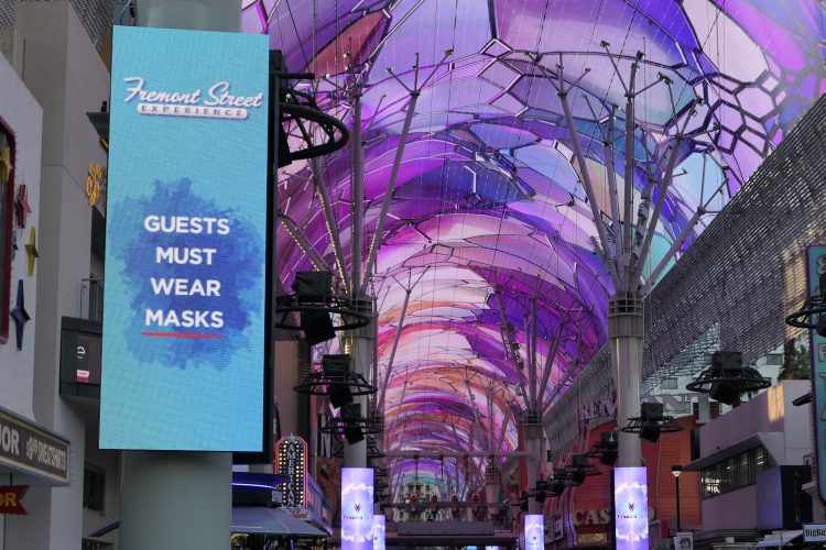 「マスク着用」の表示。（ダウンタウンの電飾アーケード街）