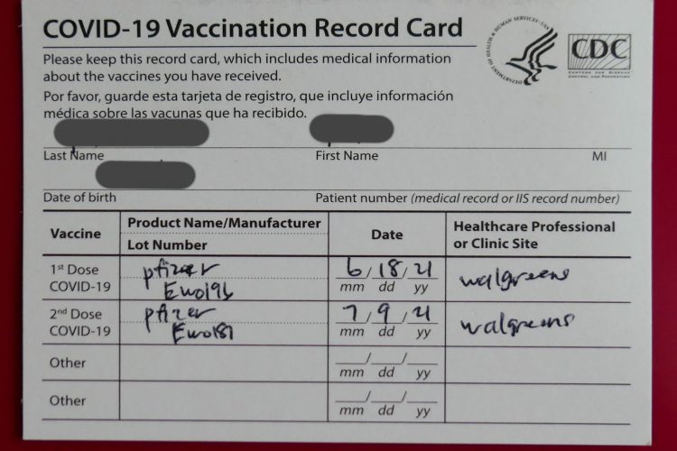 新型コロナワクチンを接種した証明カード。（サイズはハガキ程度）