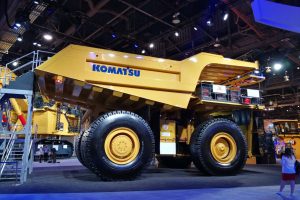 日本の重機メーカー「コマツ」の展示ブース。