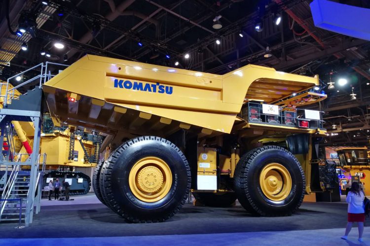 日本の重機メーカー「コマツ」の展示ブース。