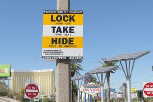 比較的安全とされるラスベガスの観光スポットの駐車場に掲示されている「車にはカギをかけ、カギを持って、荷物は隠せ」の注意書き。