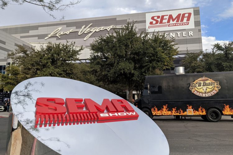 SEMA Show の会場。後方はラスベガス・コンベンションセンターのセントラルホール。