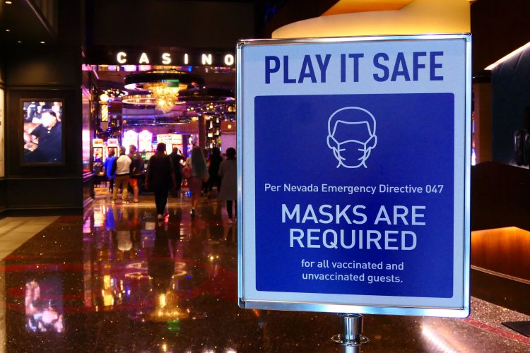 マスク着用を求める告知板。（コスモポリタンホテルの入口。2021年11月19日）