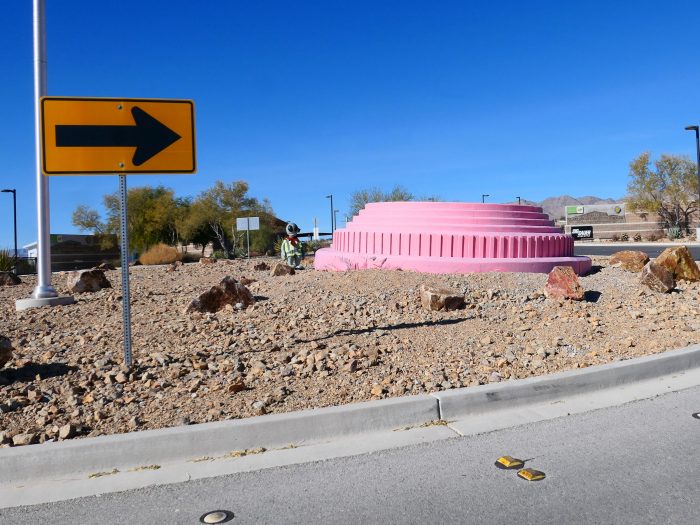 施設への進入路になぜかピンク色の巨大なクレーが置かれている。クレー射撃の受付はここから先 800m ほどの場所にある。